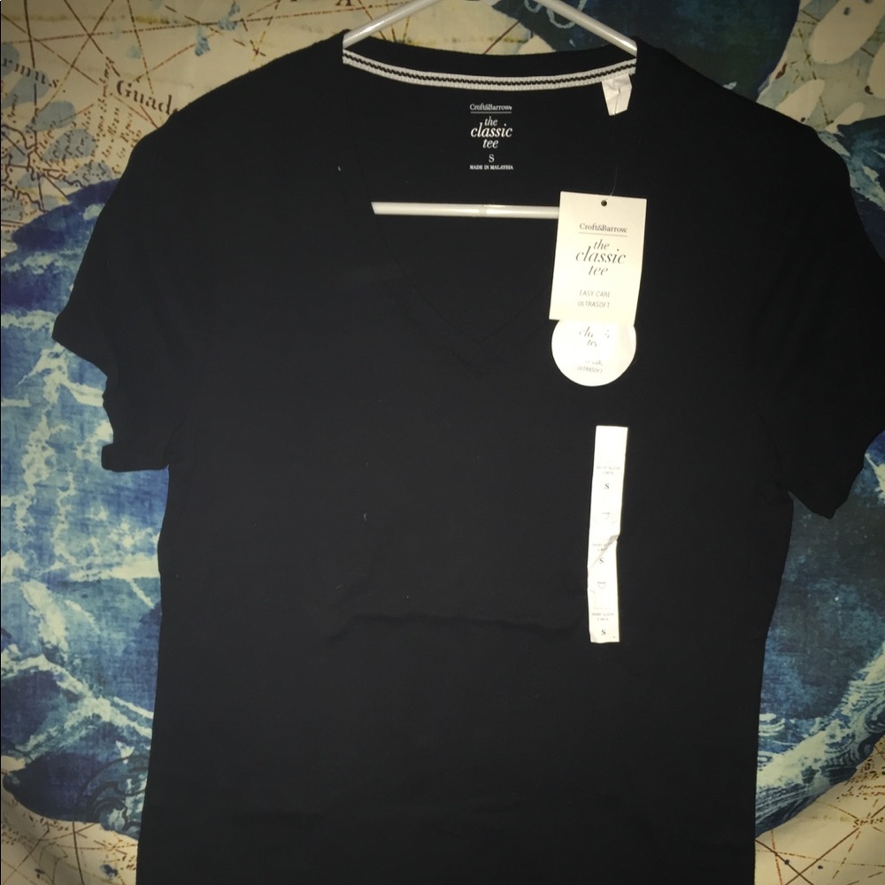 v-neck tee